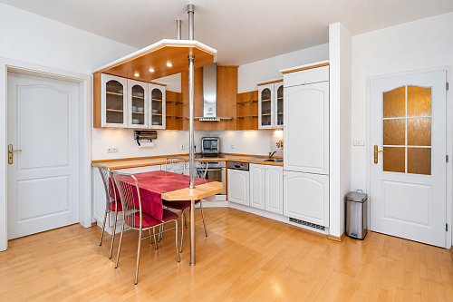 Pronájem bytu 2+kk 49 m² (se sklepem a GARÁŽÍ)